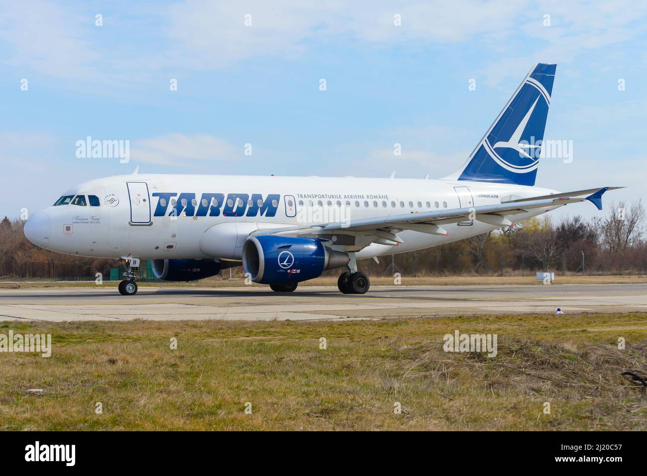 Flugzeug TAROM Airbus A318 am Flughafen Bukarest. Flugzeug des rumänischen Luftverkehrs. Nationale Fluggesellschaft von Rumänien. Stockfoto
