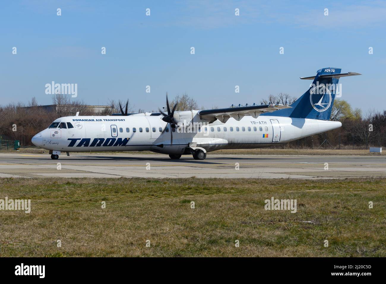Flugzeuge VOM TYP TAROM ATR 72 am Flughafen Bukarest, Rumänien. Flugzeug der rumänischen Fluggesellschaft Air Transport. Ebene YR-ATH. Stockfoto