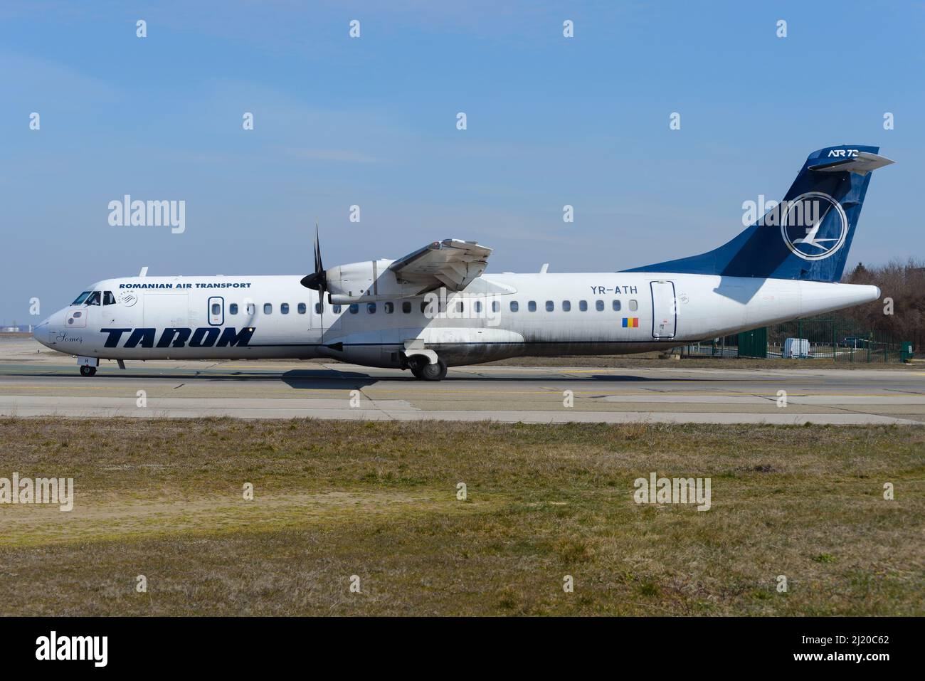 Flugzeuge VOM TYP TAROM ATR 72 am Flughafen Bukarest, Rumänien. Flugzeug der rumänischen Fluggesellschaft Air Transport. Ebene YR-ATH. Stockfoto