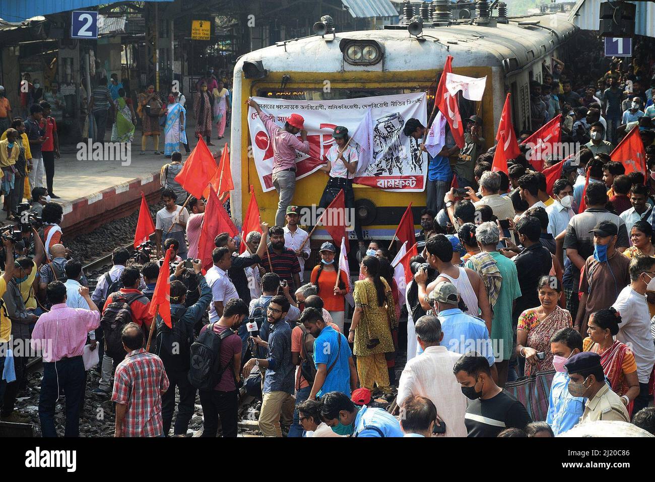 Kalkutta, Indien. 28. März 2022. Aktivisten der Linken Gewerkschaft rufen Slogans auf, als sie während eines landesweiten Generalstreiks gegen die Politik der Zentralregierung in Kalkutta am 28. März 2022 die Eisenbahnstrecke blockierten. (Foto von Dipa Chakraborty/Pacific Press) Quelle: Pacific Press Media Production Corp./Alamy Live News Stockfoto