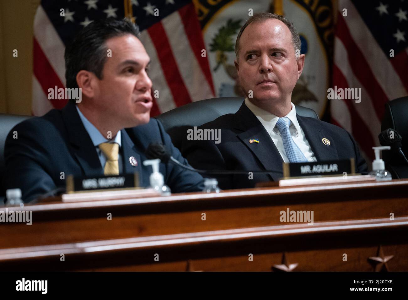 Der Repräsentant Adam Schiff (D-CA) hört sich die Bemerkungen während eines House Select Committee zur Untersuchung des Angriffs auf die Anhörung des US-Kapitols vom 6.. Januar an, um dem Repräsentantenhaus zu empfehlen, Peter Navarro und Daniel Scavino, Jr. wegen krimineller Verachtung des Kongresses im US-Kapitol in Washington, DC, zu zitieren. Am Montag, den 28. März, 2022. Das House Select Committee stimmte dafür, die beiden ehemaligen Beamten der Trump-Regierung zu verachten, nachdem sie Beweise vorgelegt hatten, dass sie über die Ereignisse an diesem Tag Bescheid wussten und von einer Vorladung des Kongresses nicht befolgt hatten. (Graeme Sloan/Sipa USA Stockfoto