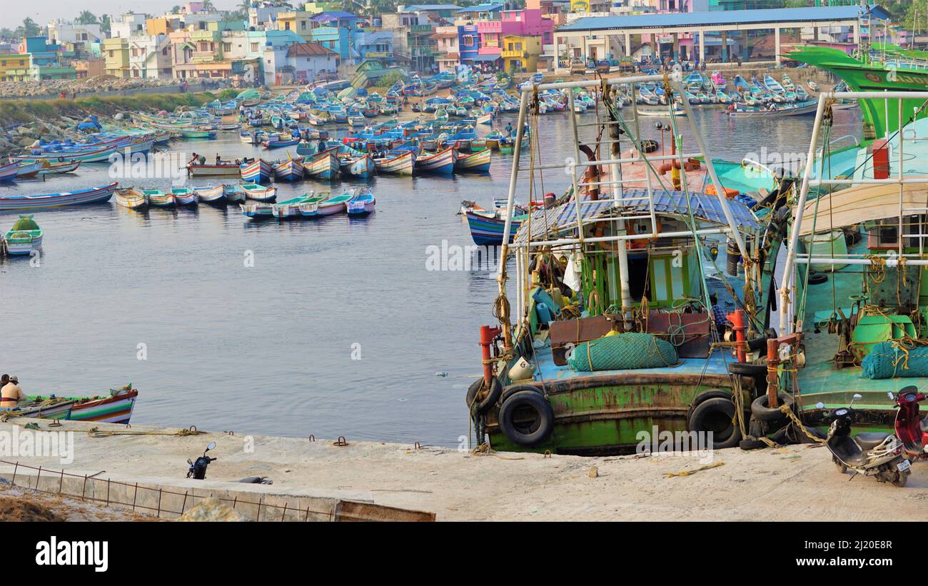 Colachel,Tamilnadu,Indien-Dezember 23 2021: Boote und Schiffe dockten im Colachel Fischerhafen an. Toller Blick auf den ruhigen Hafen am heiligabend Stockfoto