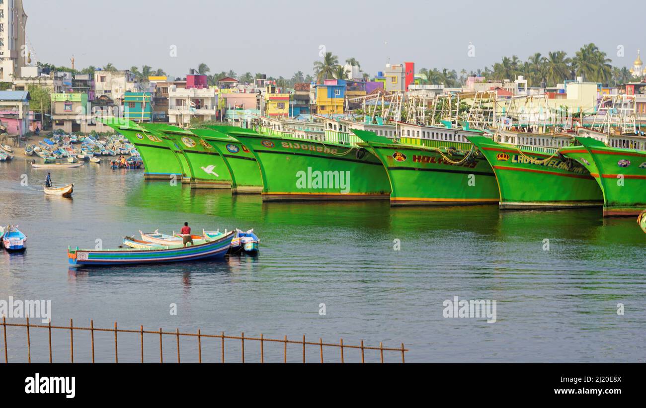 Colachel,Tamilnadu,Indien-Dezember 23 2021: Boote und Schiffe dockten im Colachel Fischerhafen an. Toller Blick auf den ruhigen Hafen am heiligabend Stockfoto