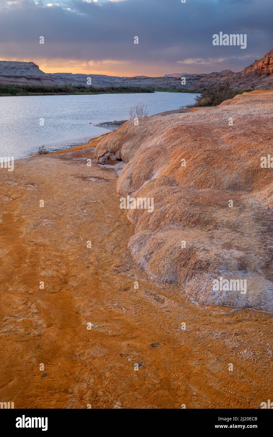 Travertin Formation und Green River, Crystal Geyser, Utah. Stockfoto