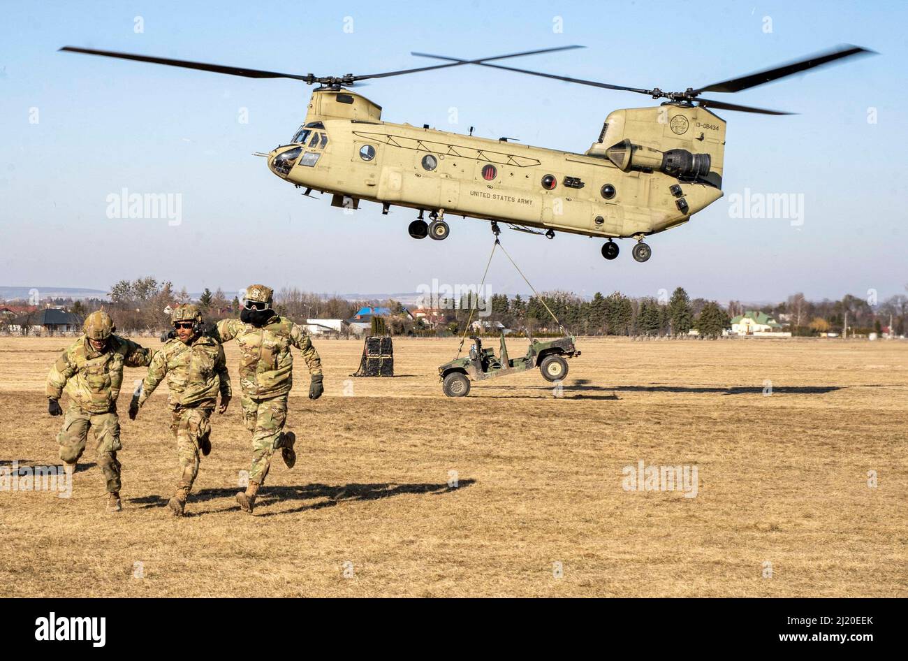 US-Fallschirmjäger, die dem Kampfteam der Brigade 3., 82. Airborne Division, zugewiesen sind, führen im März 18 in Zamość, Polen, ein Schlingentraining durch. Die 82. Airborne Division ist derzeit im Südosten Polens stationiert, um ihre Bereitschaft zu erhöhen, während sie mit ihren polnischen Verbündeten zusammenarbeiten, um das NATO-Bündnis entlang seiner östlichen Flanke (USA) zu stärken Marine Corps Foto von Sgt. James Bourgeois) Stockfoto