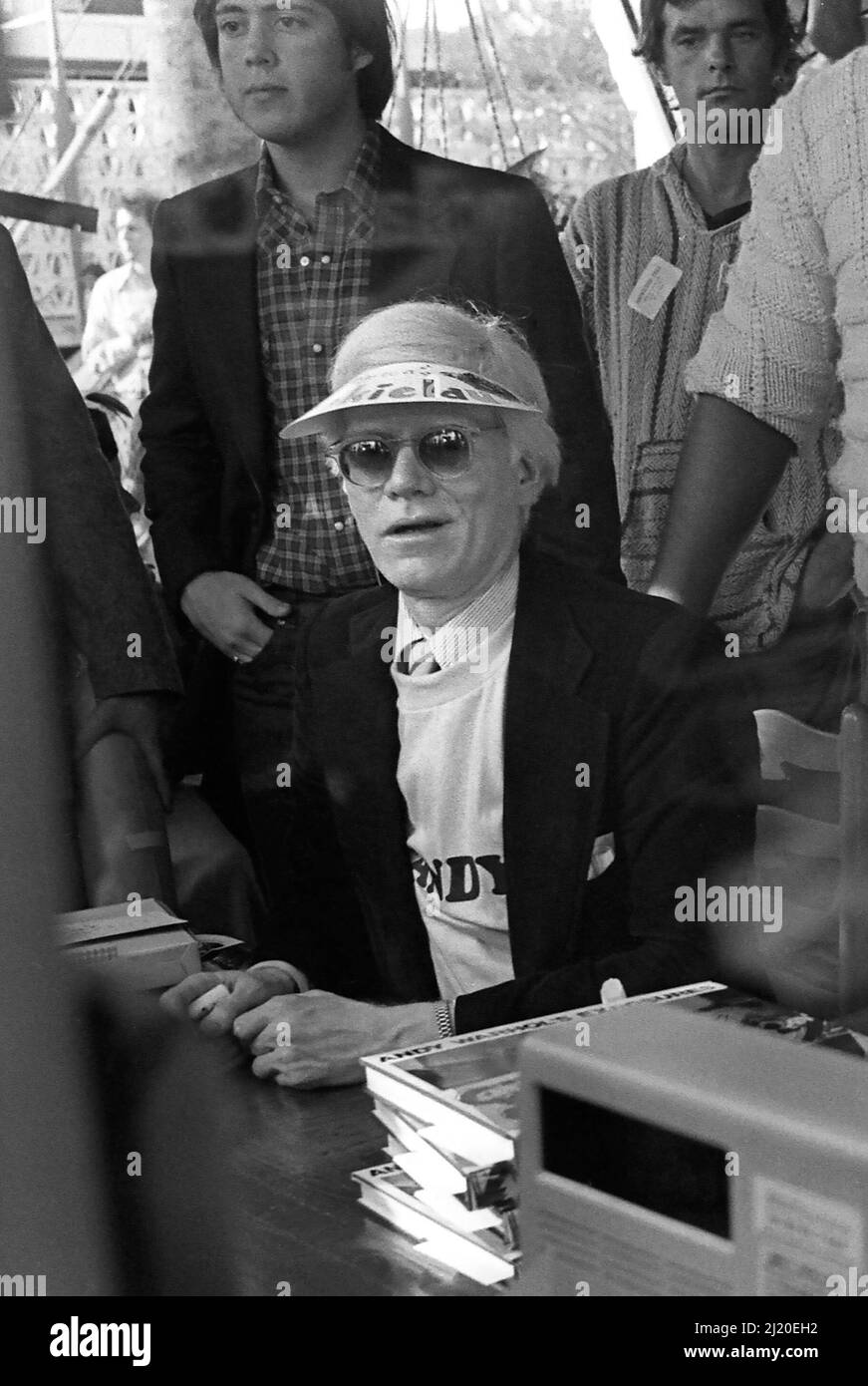 Andy Warhol tritt bei einer Veranstaltung auf, die als „Amos und Andy“ im Hollywood Outlet für berühmte Amos Cookies bezeichnet wird. Los Angeles, Kalifornien, 1979. Stockfoto