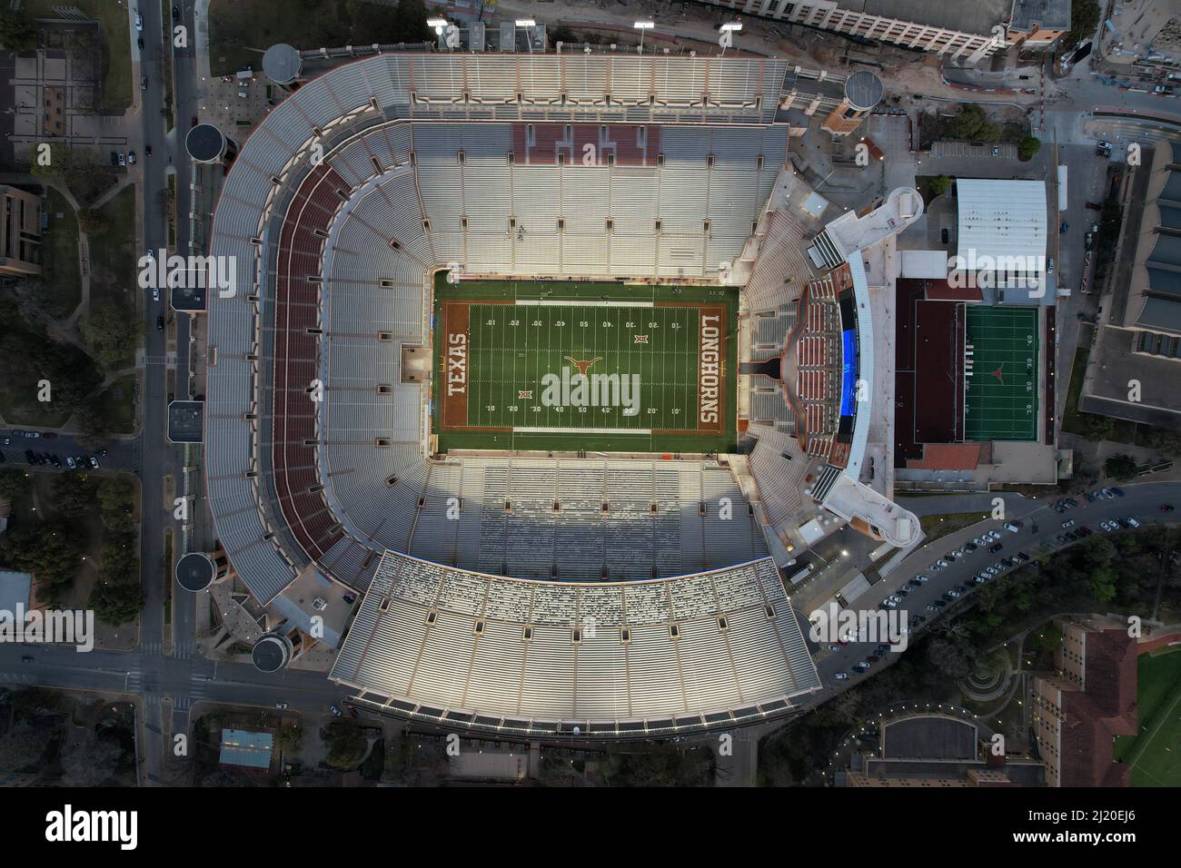 Eine Luftaufnahme des Darrell K Royal-Texas Memorial Stadium auf dem Campus der University of Texas, Donnerstag, 24. März 2022, in Austin. Tex. Das Stadion Stockfoto