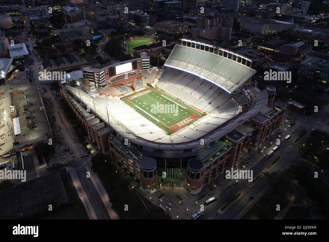 Eine Luftaufnahme des Darrell K Royal-Texas Memorial Stadium auf dem Campus der University of Texas, Donnerstag, 24. März 2022, in Austin. Tex. Das Stadion Stockfoto