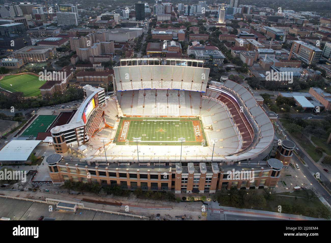Eine Luftaufnahme des Darrell K Royal-Texas Memorial Stadium auf dem Campus der University of Texas, Freitag, 25. März 2022, in Austin. Das Stadion, Stockfoto