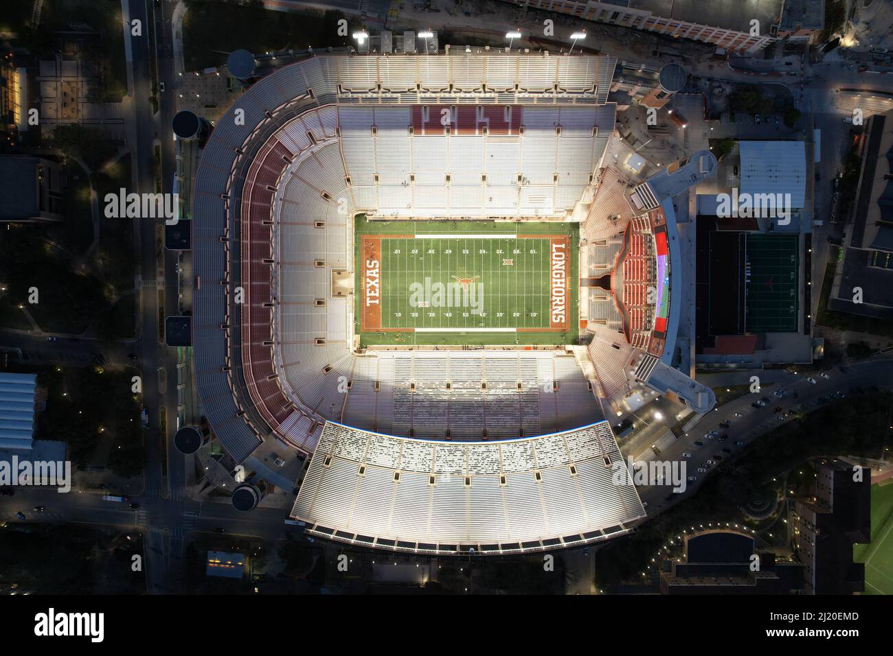 Eine Luftaufnahme des Darrell K Royal-Texas Memorial Stadium auf dem Campus der University of Texas, Freitag, 25. März 2022, in Austin. Das Stadion, Stockfoto