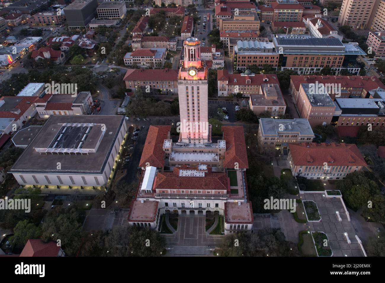 Der UT Tower und das Hauptgebäude auf dem Campus der University of Texas sind am Donnerstag, den 24. März 2022, in Austin in Orange beleuchtet. Text Stockfoto