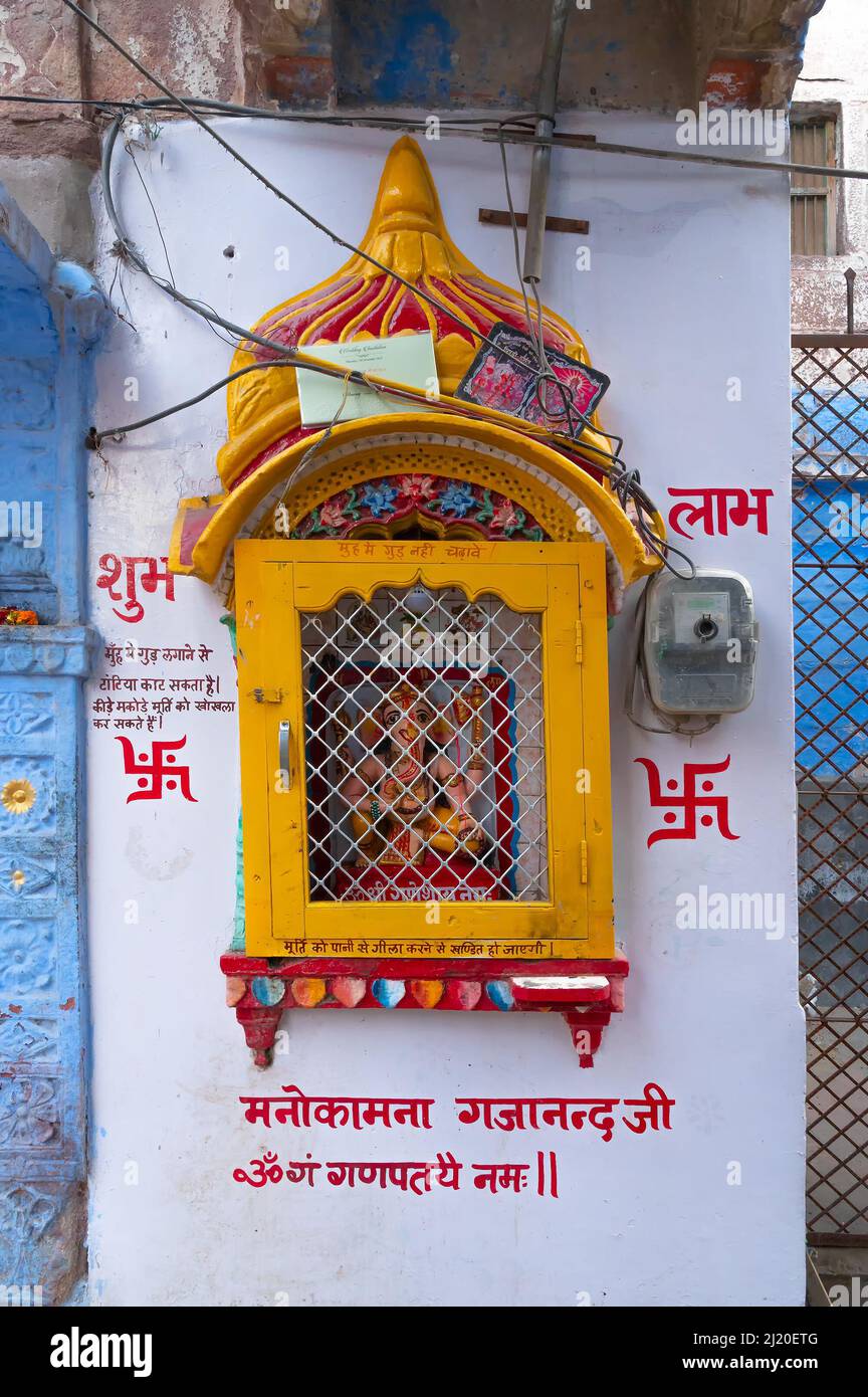 Jodhpur, Rajasthan, Indien - 21.. Oktober 2019 : Idol des Hindu-Gottes Hanuman ji wird in kleinen Tempel, bunte Jodhpur Stadt verehrt. Stockfoto