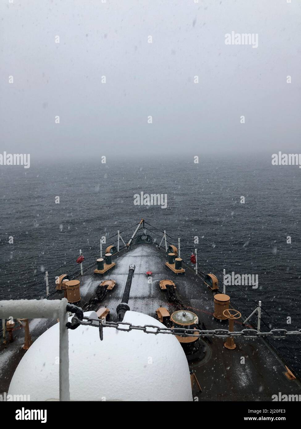 Die USCGC Tampa führt vor der Küste von Massachusetts, 9. März 2022. Während der gesamten Patrouille führte die Tampa-Besatzung Such- und Rettungseinsätze, Strafverfolgungsbehörden und Einsätze zur Rettung lebender Meeresressourcen vor der Küste von Neuengland durch. (Foto der Küstenwache von Justin Edwards, Leutnant der Juniorklasse) Stockfoto