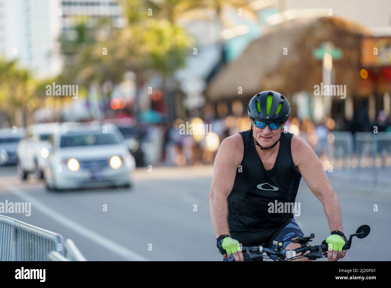 Fort Lauderdale, FL, USA - 27. März 2022: Fröhlicher Kerl, der auf A1A Ft Lauderdale Fahrrad fährt Stockfoto