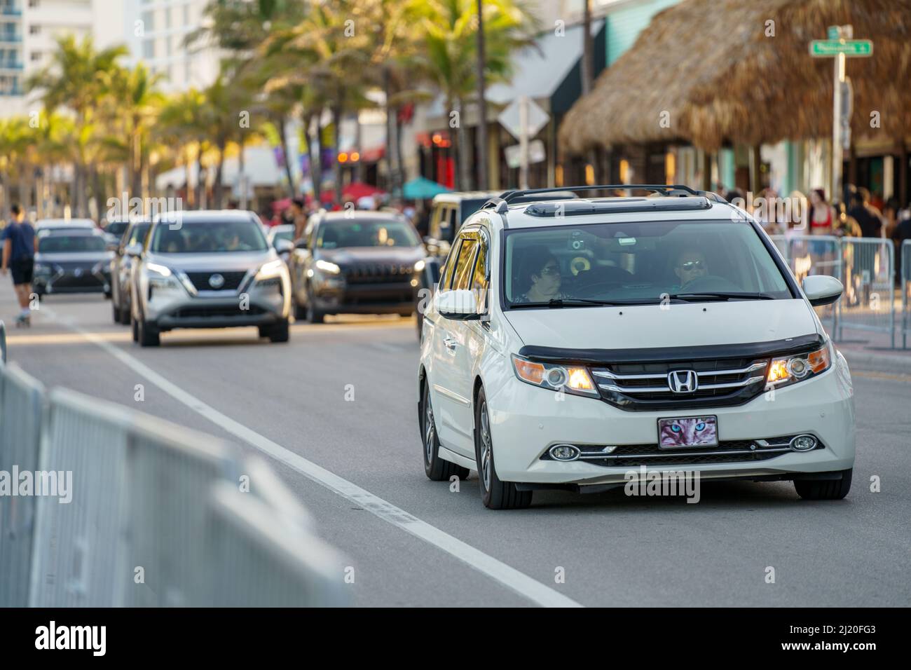 Fort Lauderdale, FL, USA - 27. März 2022: Menschen, die in einer Honda Odyssey entlang Ft Lauderdale Beach A1A fahren Stockfoto