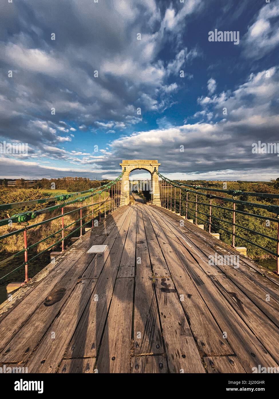 Eine schöne Aussicht auf die Horkstow Hängebrücke über den Fluss Ancholme in North Lincolnshire, England Stockfoto
