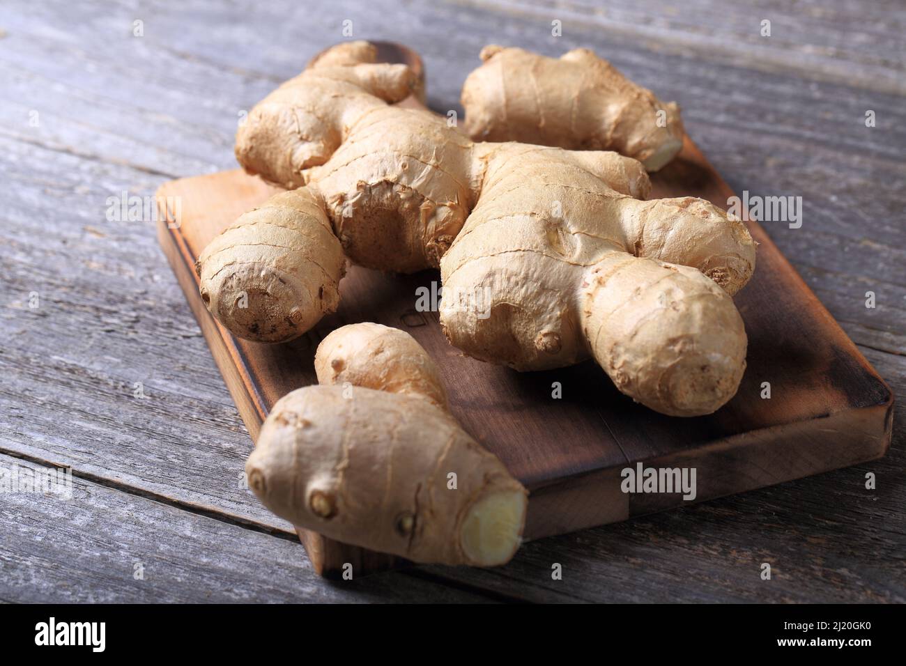 Frische Ingwerwurzel auf Holz Schneidbrett Stockfoto