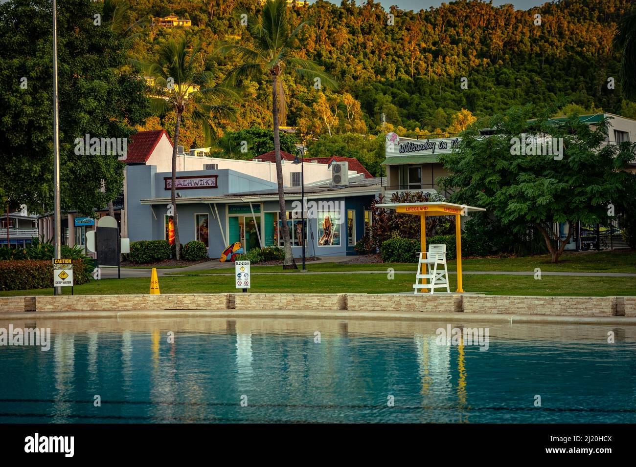 Airlie Beach, Queensland, Australien - Lifeguard's Hocker in der Airlie Beach Lagoon Stockfoto