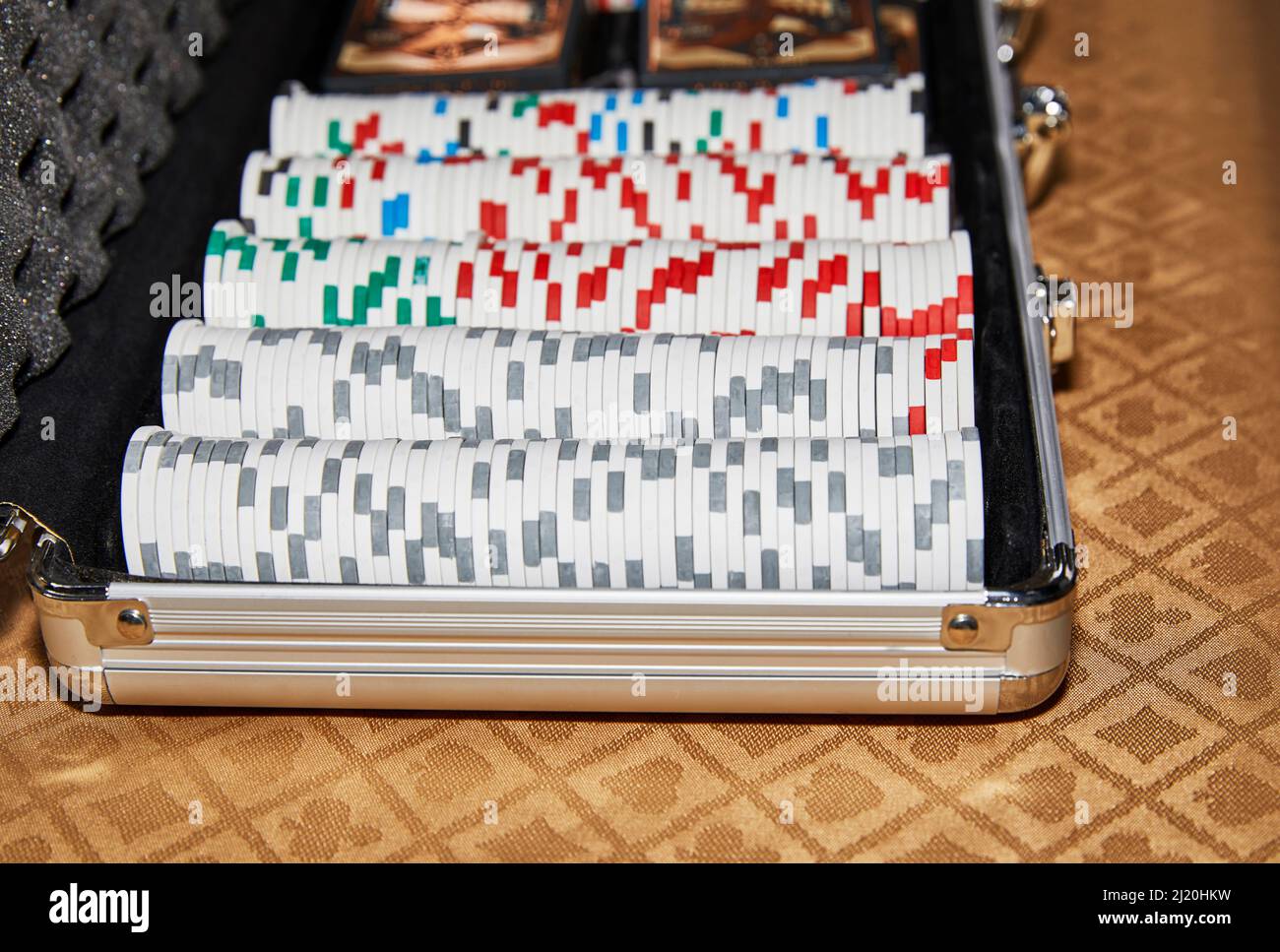 Pokerchips Reihen sich in einem Fall mit geringer Tiefenschärfe an Stockfoto