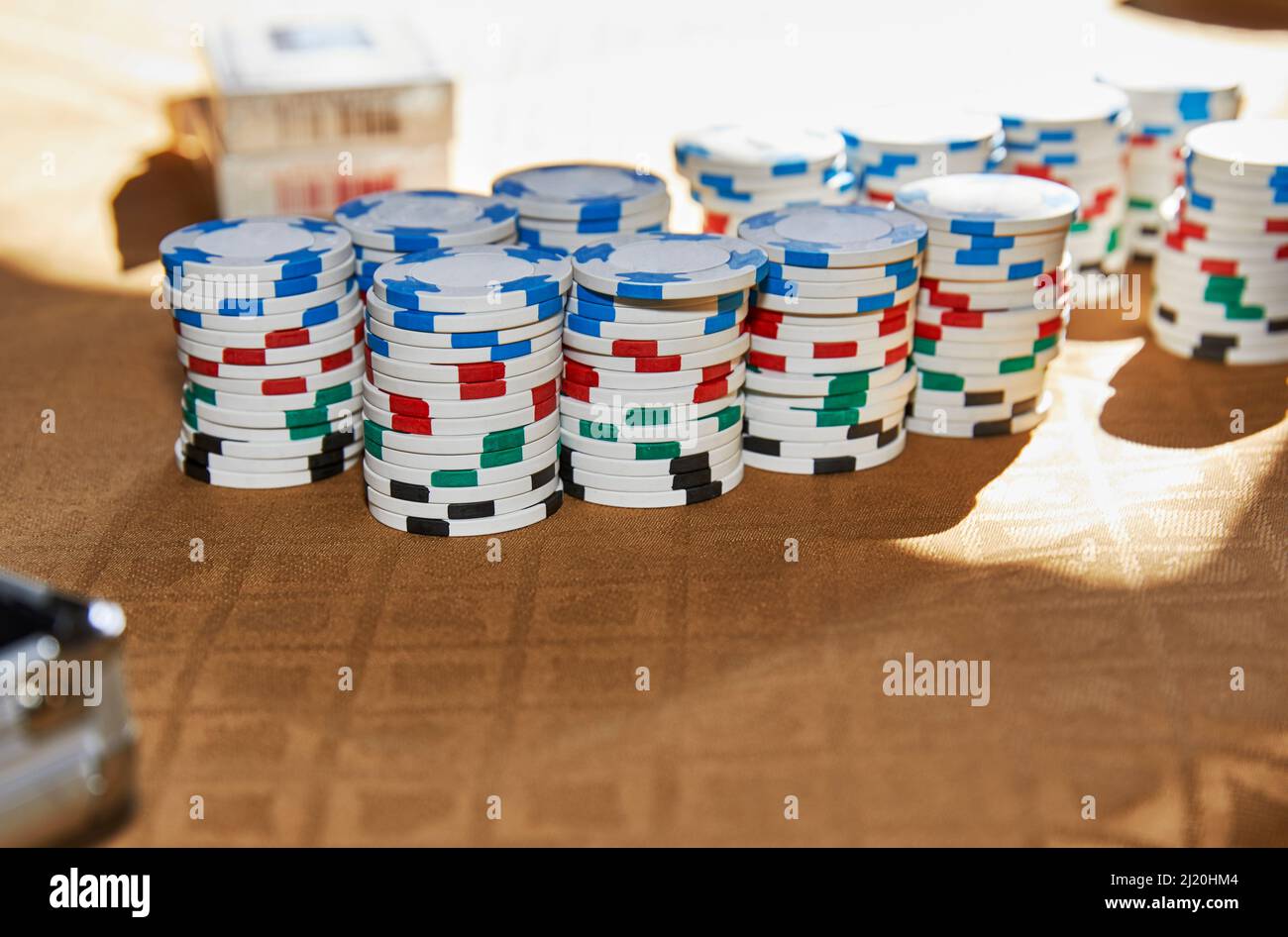 Poker Chips auf einem Tisch mit geringer Schärfentiefe gestapelt Stockfoto
