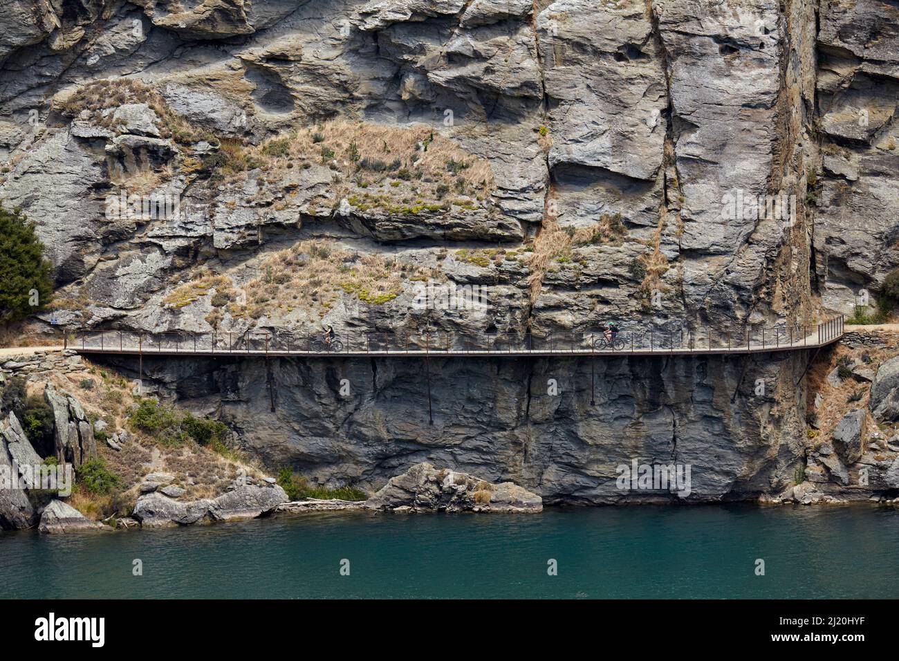 Radfahrer auf Freischwinger Brücke auf Lake Dunstan Radweg, und Lake Dunstan, in der Nähe von Cromwell, Central Otago, South Island, Neuseeland Stockfoto