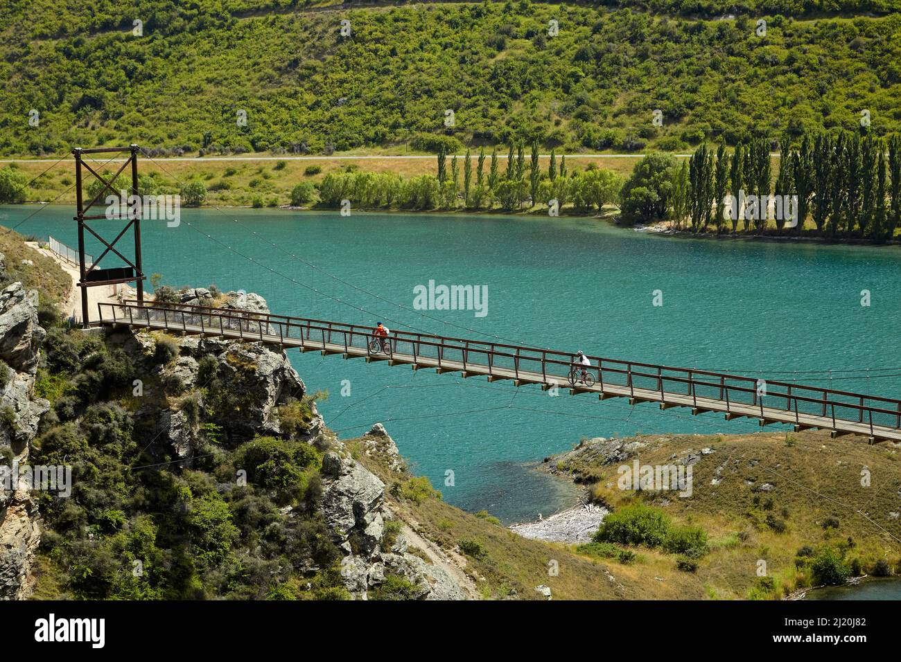 Hugo Hängebrücke auf dem Lake Dunstan Radweg und Lake Dunstan, in der Nähe von Cromwell, Central Otago, Südinsel, Neuseeland Stockfoto