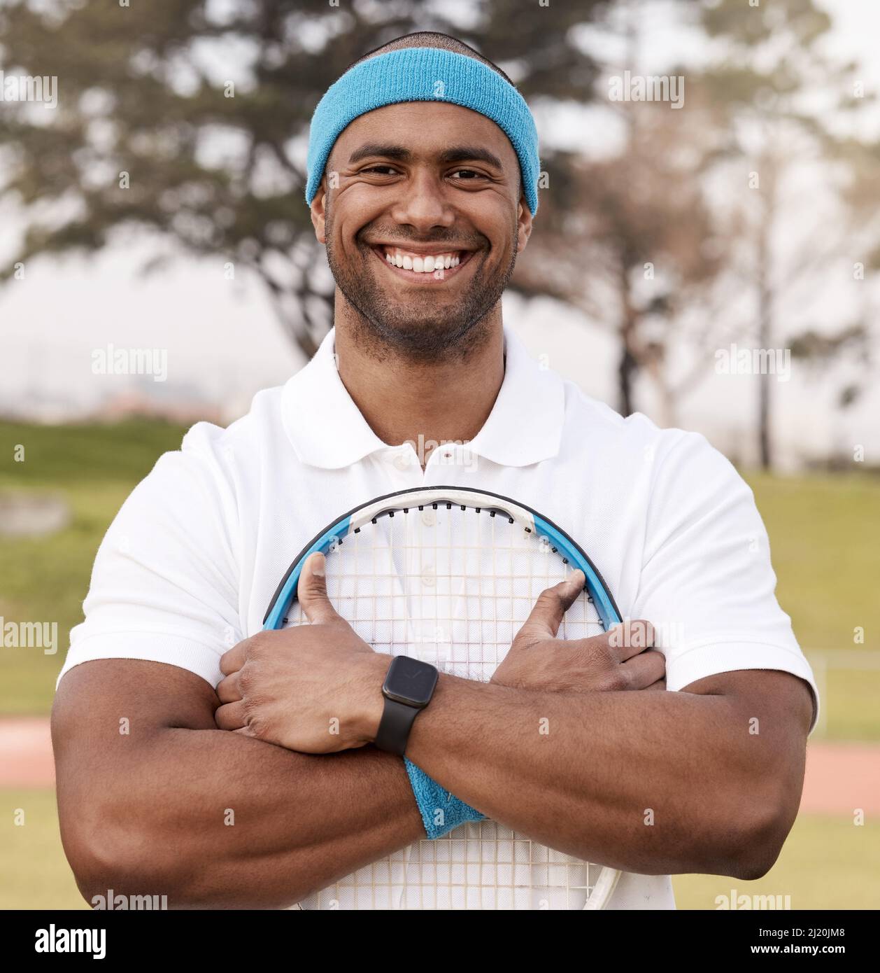 Auf dem Weg zum Weltmeister. Aufnahme eines hübschen jungen Mannes, der allein draußen steht und mit einem Tennisschläger posiert. Stockfoto