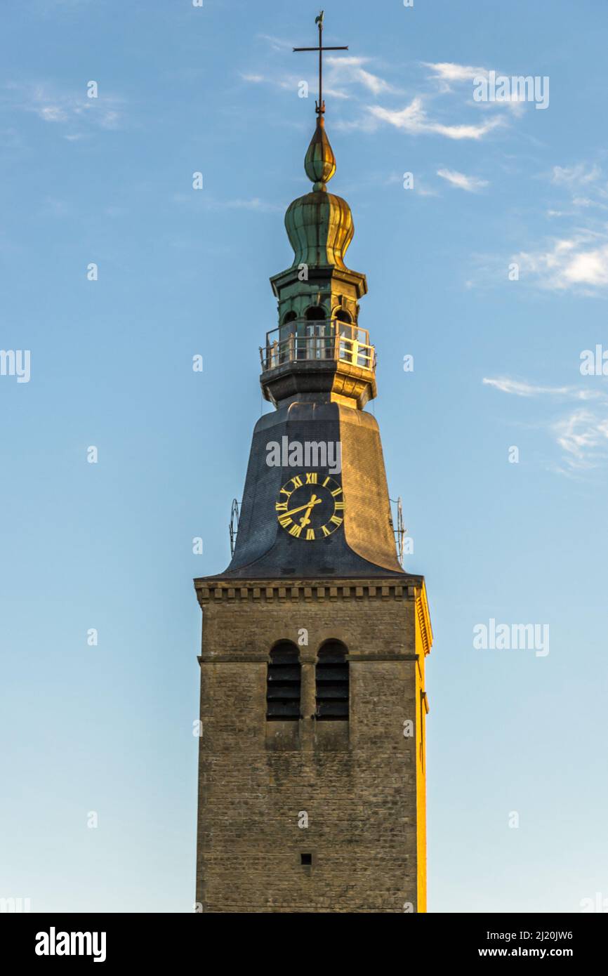 Architektonisches Detail der Kirche unserer Lieben Frau von der Himmelfahrt im Dorf Florenville, Wallonien, Provinz Luxemburg, Belgien Stockfoto