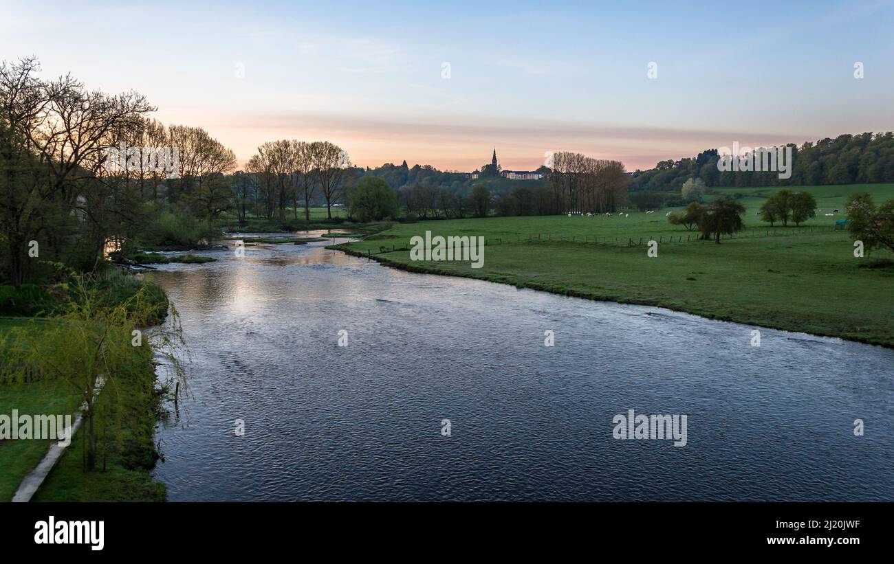 Typische Landschaft der belgischen Landschaft an einem schönen Frühlingstag. Gemeinde Florenville, Wallonien, Provinz Luxemburg, Belgien Stockfoto