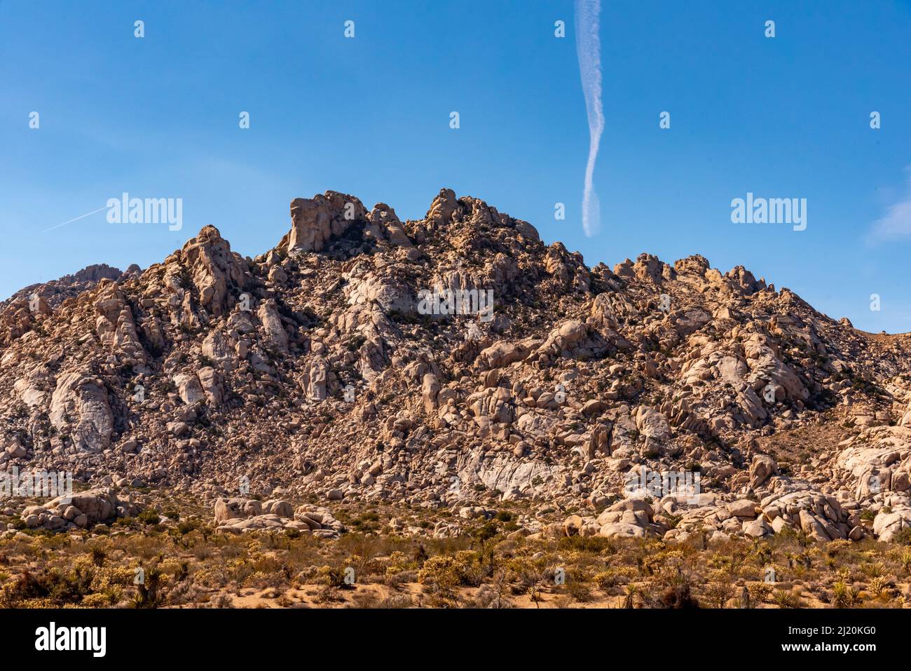 Landschaft der Mojave-Wüste in Kalifornien mit Jetstream und blauem Himmel im Hintergrund Stockfoto