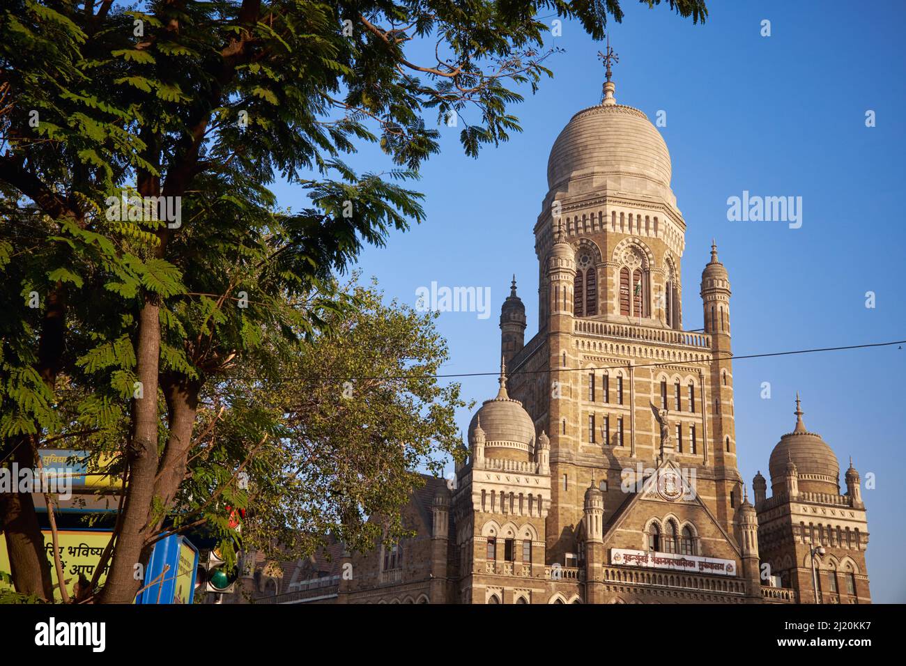 Das Gebäude der Brihanmumbai Municipal Corporation (BMC), das Rathaus des Großraums Mumbai, Indien, wurde in einem Stil erbaut, der oft als Bombay Gothic bezeichnet wird Stockfoto