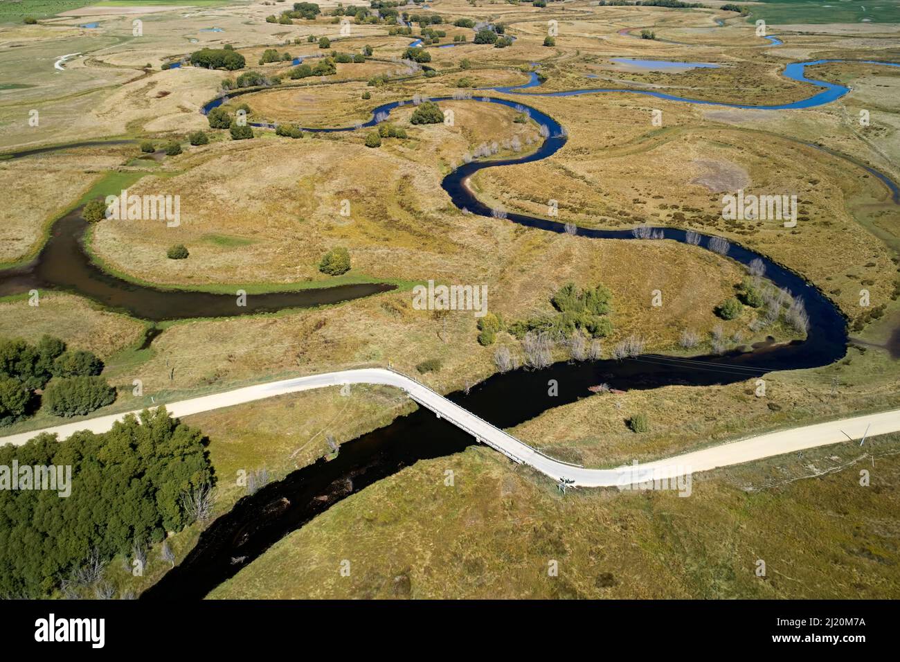 Brücke über den Fluss Taieri, in der Nähe von Patearoa, Maniototo, Central Otago, Südinsel, Neuseeland - Luftaufnahme Stockfoto