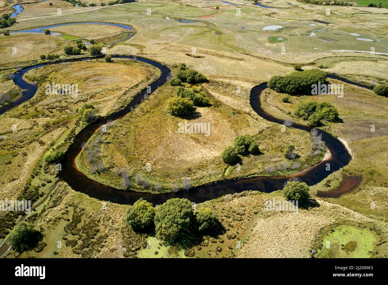 Taieri River und Taieri Scroll Plain, in der Nähe von Patearoa, Maniototo, Central Otago, South Island, Neuseeland - Luftaufnahme Stockfoto