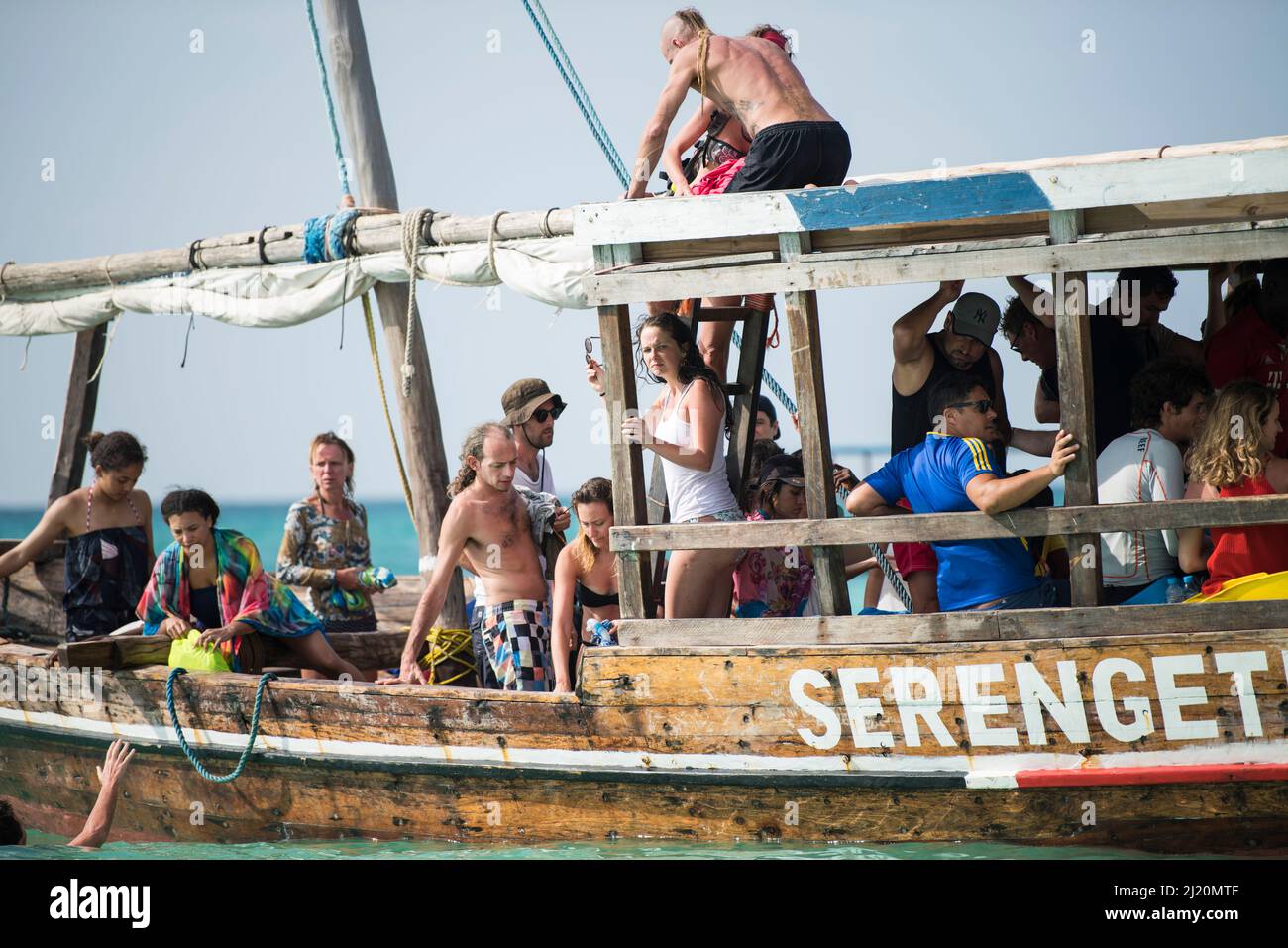 Sansibar, Tansania - Januar 02,2022: Touristen kehren mit dem Boot von der Insel Sansibar zum Strand der Pongwe Bay zurück. Stockfoto