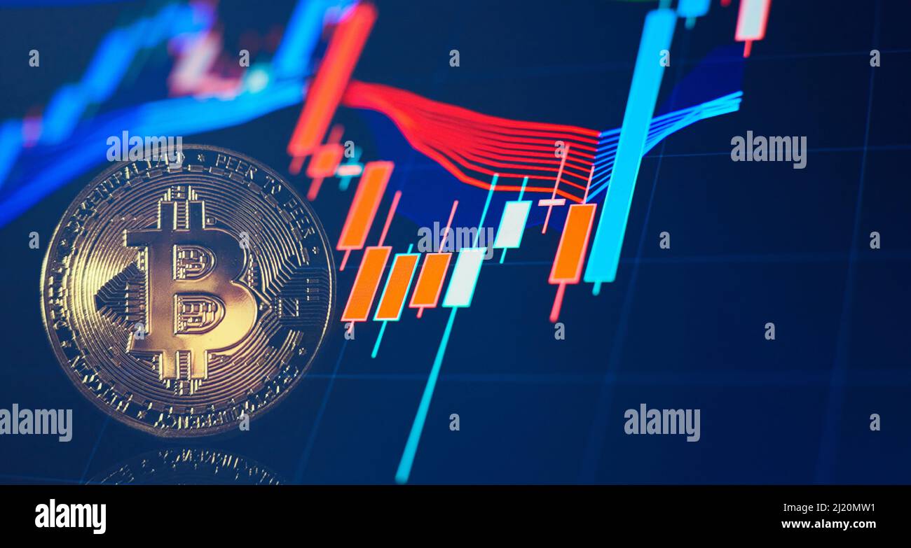 Virtuelles Kryptowährungskonzept. Bitcoin-Kryptowährung mit farbecht unscharfem Candlestick-Chart im Hintergrund und Reflexion Stockfoto