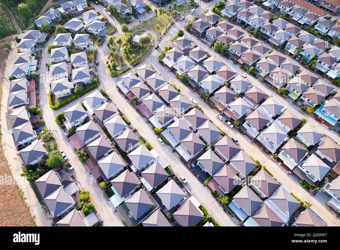 Neuentwicklung Immobilien. Luftaufnahme von Wohnhäusern und Einfahrten Nachbarschaft während eines Herbst Sonnenuntergang oder Sonnenaufgang time.tightly verpackt Homes.to Stockfoto