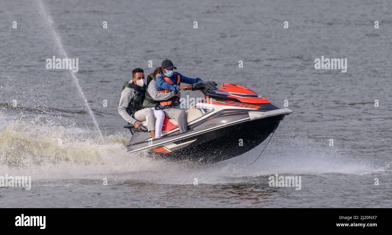 Nuwara Eliya, Sri Lanka - 02 16 2022: Paar hält sich an den Jet-Ski-Fahrer im Gregory Park, lustige Outdoor-Aktivitäten in Nuwara Eliya. Stockfoto
