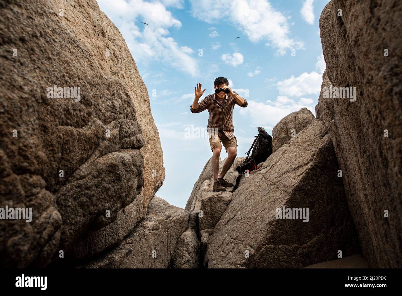 Wilderness Explorer auf der Suche nach einem Partner durch das Teleskop im felsigen Tal. - Stock Foto Stockfoto