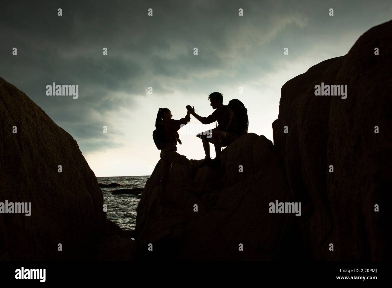 Die Liebhaber des Bergsteigers feiern, Silhouetten - Stock photo Stockfoto