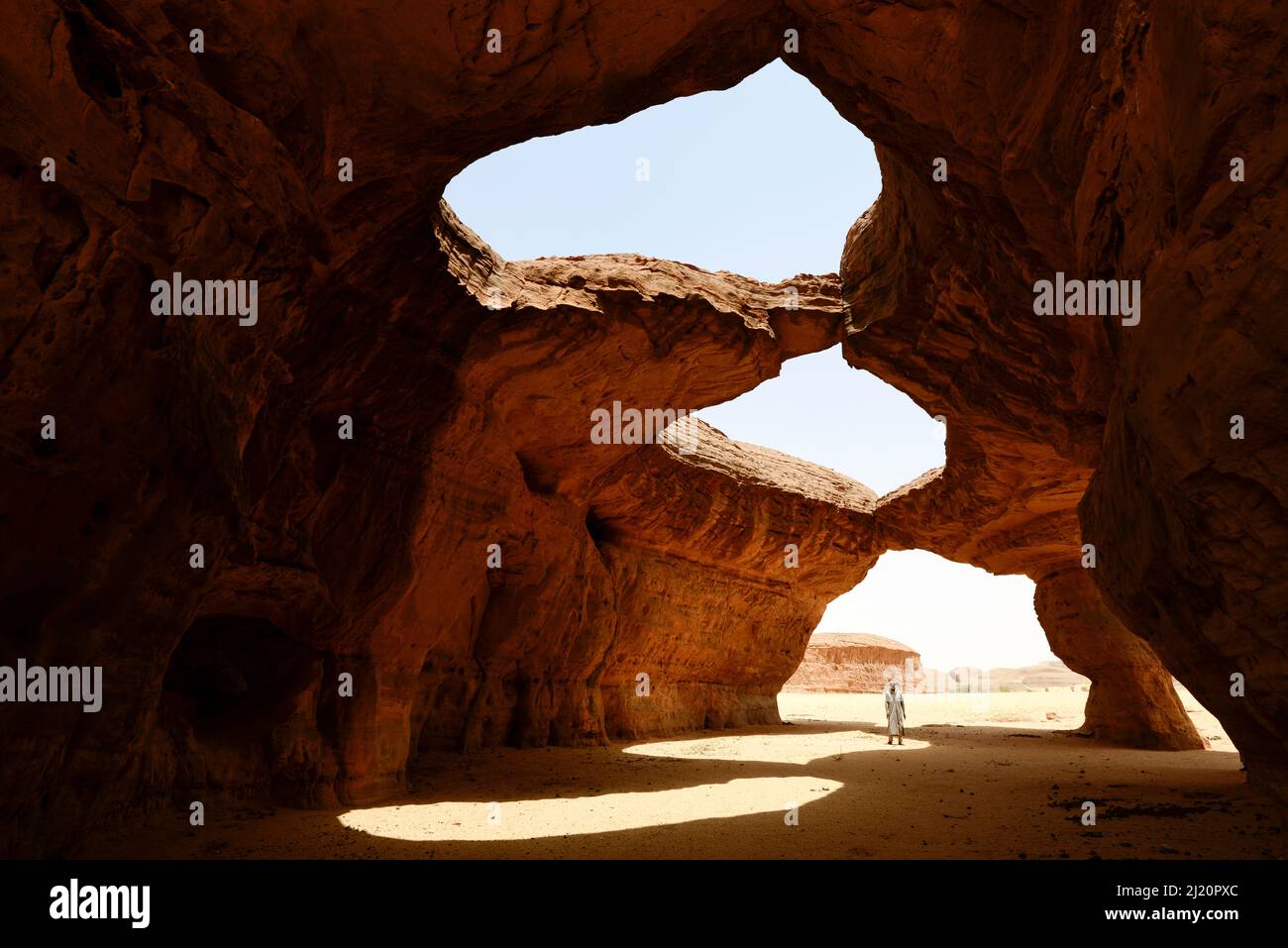 Erosion des Sandsteinhöhlendachs in der Sahara. Natur- und Kulturreservat Ennedi, UNESCO-Weltkulturerbe, Tschad. September 2019. Stockfoto