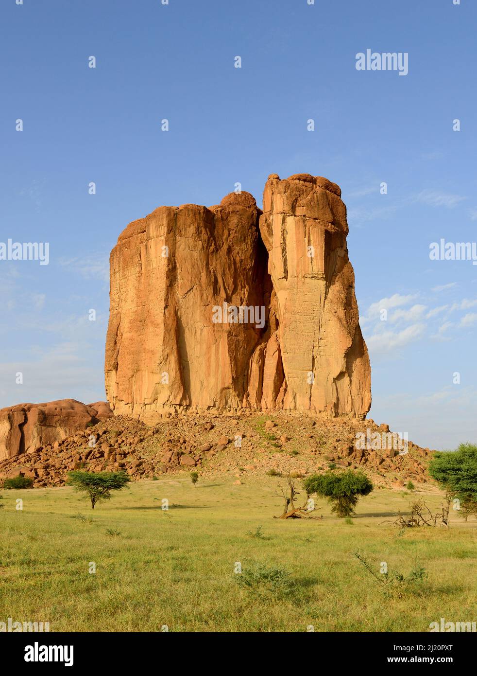 Erodierte Sandsteinfelsen, die sich auf einem Hochplateau in der Sahara, im Natur- und Kulturreservat Ennedi, UNESCO-Weltkulturerbe, im Tschad abbilden. Stockfoto
