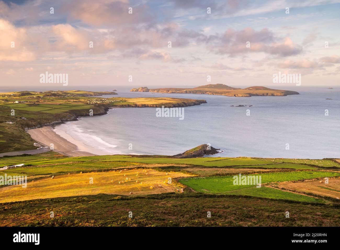 Blick über Whitesands Beach in Richtung Ramsey Island von Carn Llidi, Early Morning Klight, Pembrokeshire, Wales, Großbritannien. September. Stockfoto