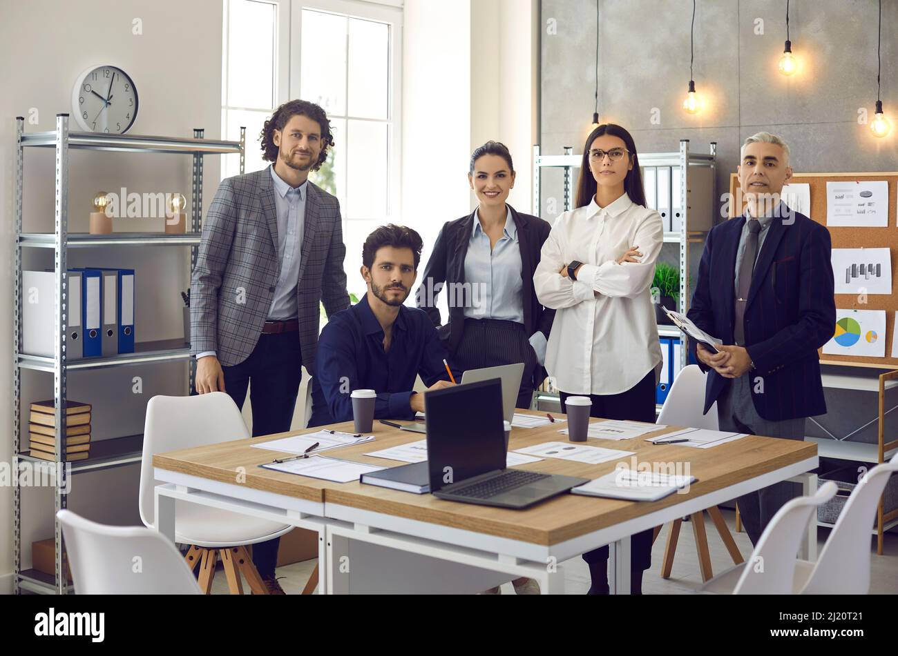 Porträt von selbstbewussten und erfolgreichen Menschen in einem Meeting im Büro eines modernen Business Centers. Stockfoto