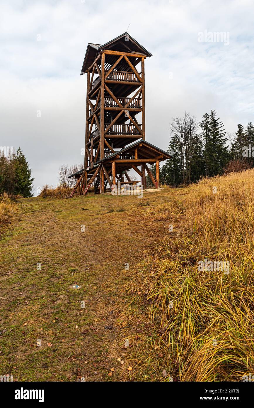 Blick Turm auf Tabor Hügel über Kysucke Nove Mesto in Javorniky Berge in der Slowakei Stockfoto