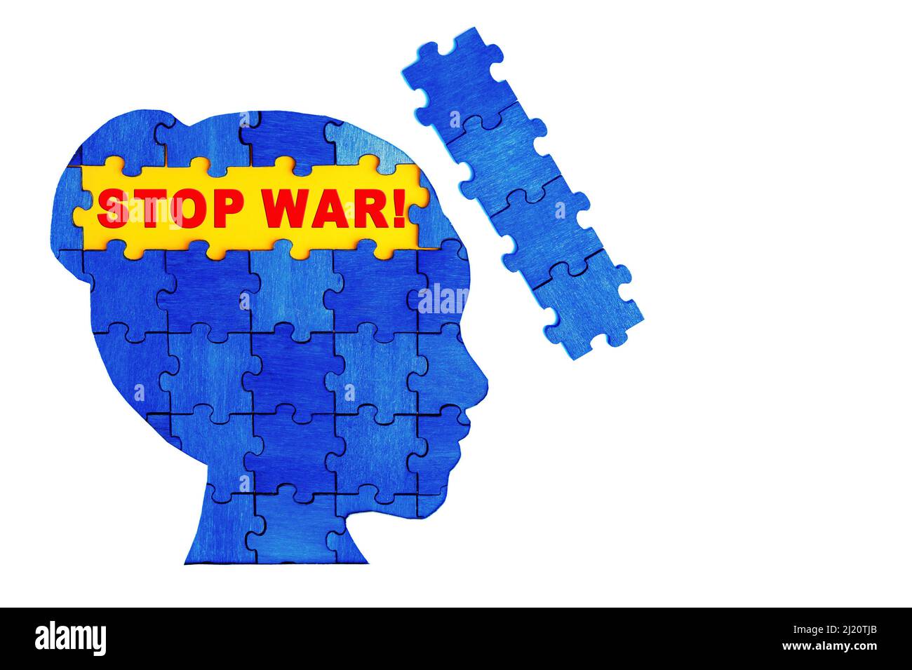 Text STOP WAR in einem leeren Raum des weiblichen kopfförmigen Puzzle blau und gelb isoliert auf weiß gemalt. Stockfoto