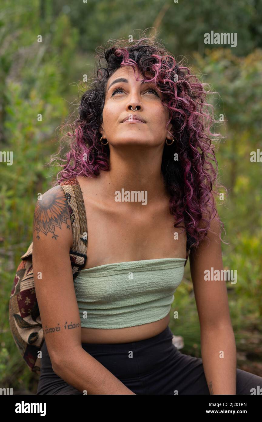 Porträt einer Frau, die im Freien in der Natur sitzt Stockfoto