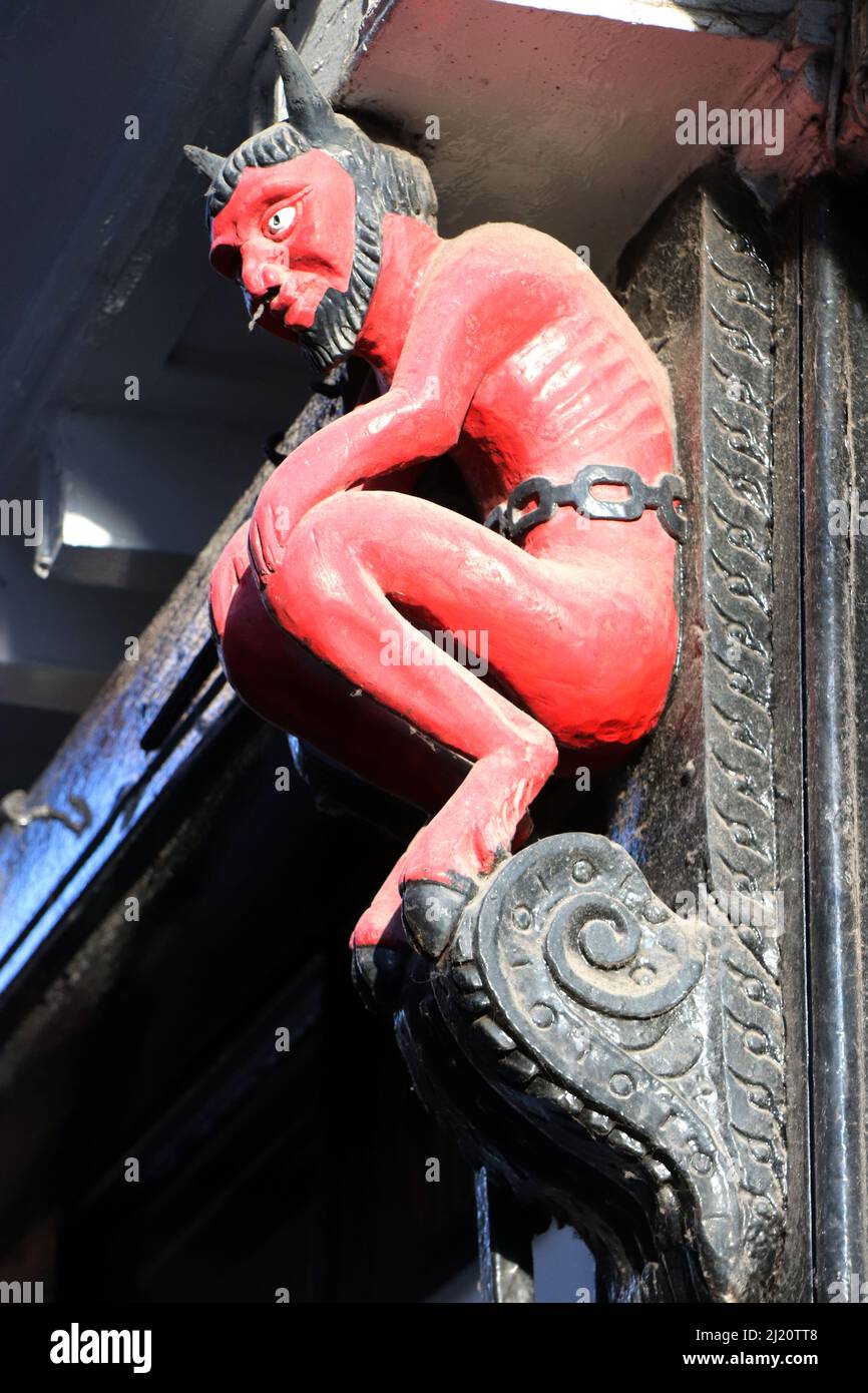 Der Teufel als Stütze auf einem alten Gebäude Stockfoto