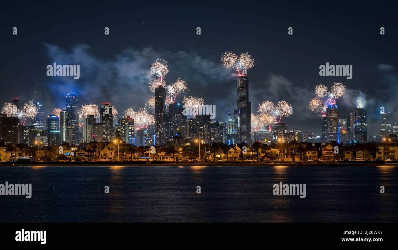 Feuerwerk über der Skyline von Melbourne zu Neujahrsfeiern. Blick von Port Philip Bay, St. Kilda, Victoria, Australien. Januar 2018. Stockfoto