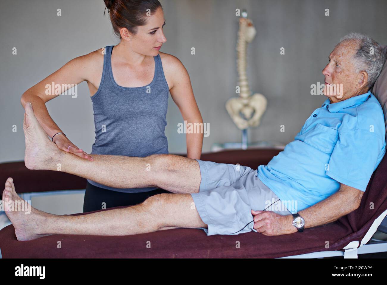Es ist ein langer Weg zur Erholung. Aufnahme eines älteren Mannes, der eine Physiotherapie-Sitzung hatte. Stockfoto