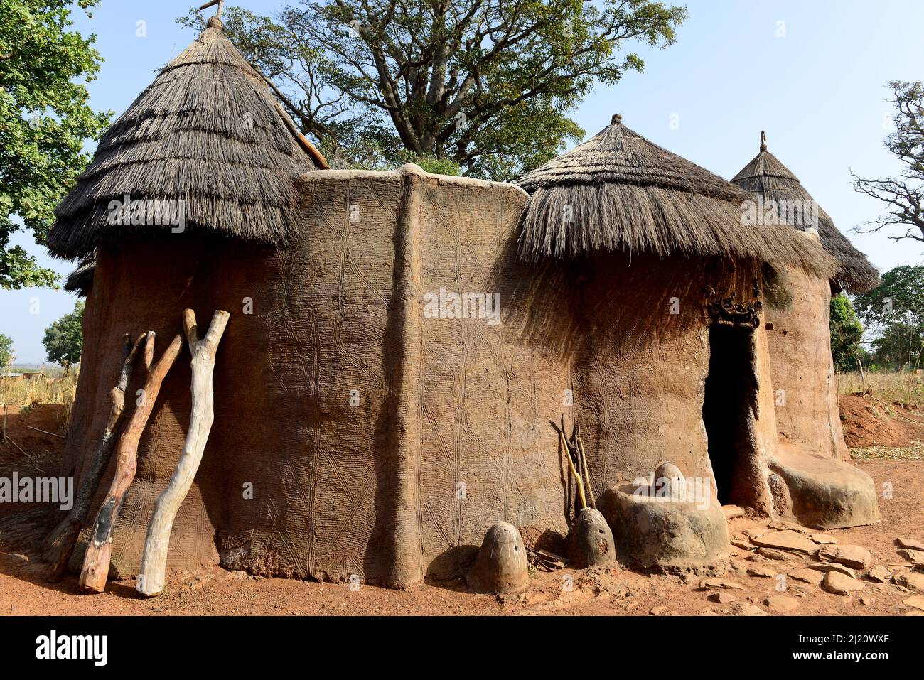 Traditionelle Häuser der Somba-Volksgruppe, wie kleine Einfamilienburgen, aus Lehm gebaut. Land der Batammariba, Benin, 2020. Stockfoto